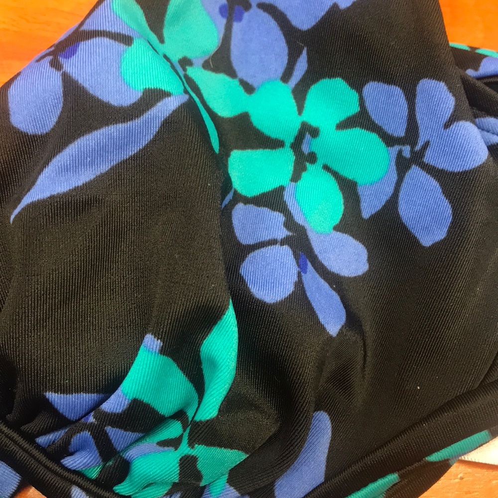 Victoria’s Secret bikini top 👙 - Picture 2 of 5